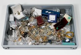 A bag of mixed costume jewellery