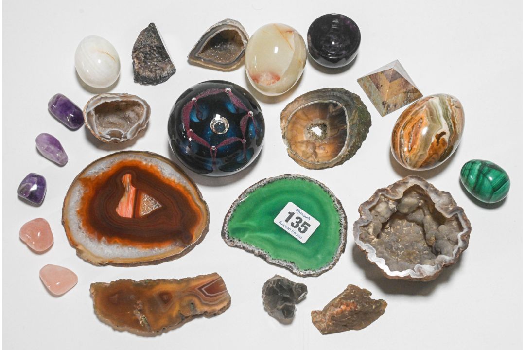 Blue John, a small bowl, diameter 4.5cm and other hardstones etc, approx. 22 - Image 1 of 6