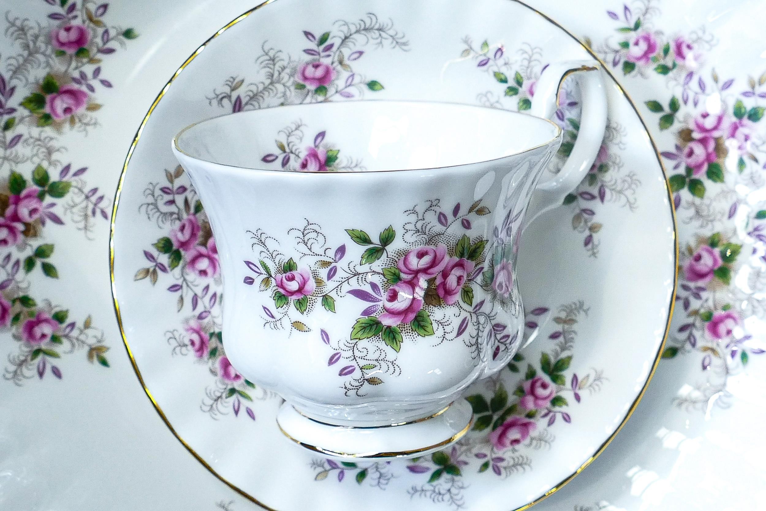 Royal Albert Lavender Rose patterned tea, coffee & dinner ware to include part tea set, coffee