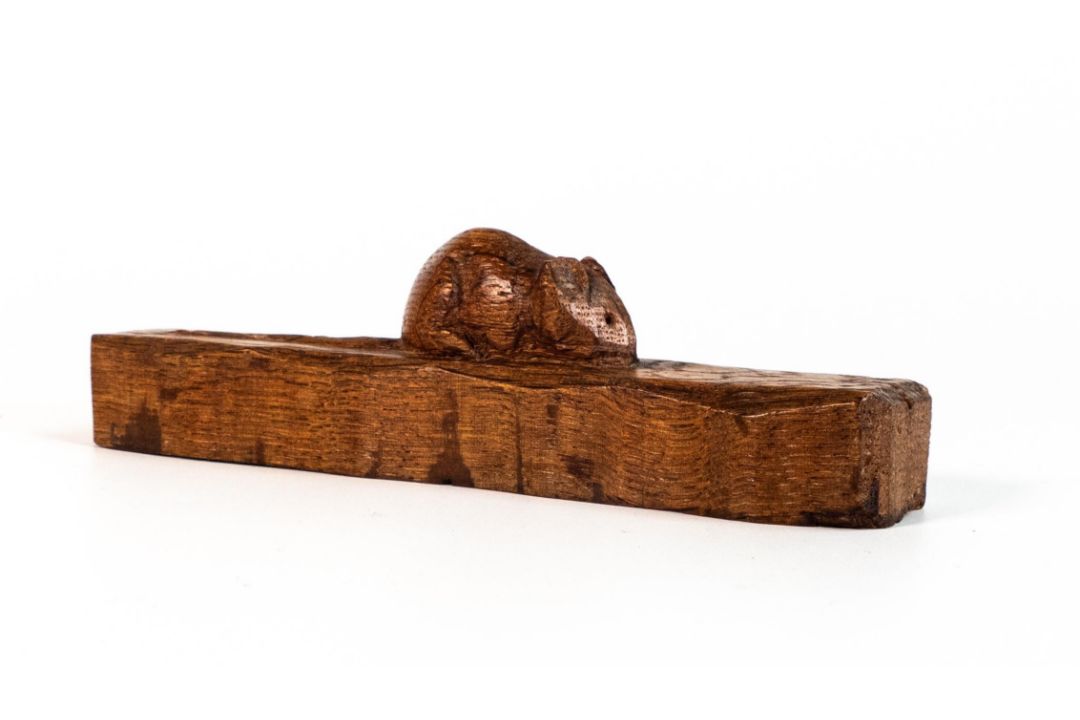 Oak ornament, a single piece of oak with carved 'Mouseman' motif. Measures 14.5cm long. - Image 1 of 6