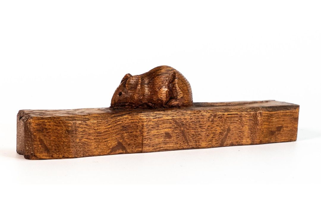 Oak ornament, a single piece of oak with carved 'Mouseman' motif. Measures 14.5cm long. - Image 2 of 6