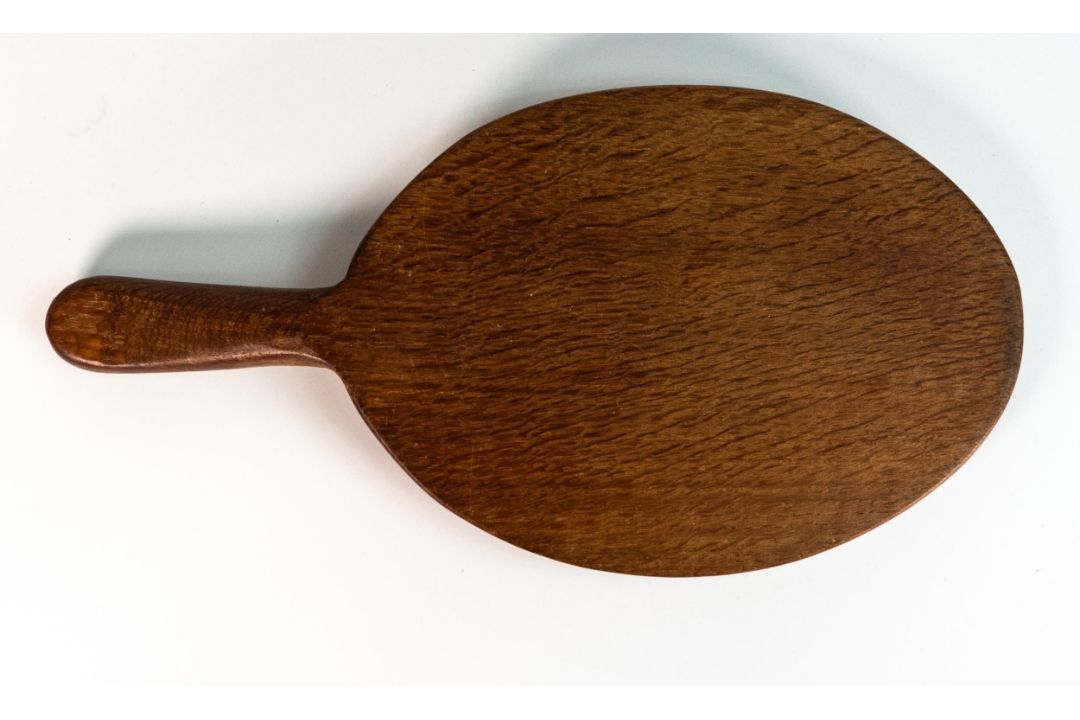 Robert 'Mouseman' Thompson solid English oak hand carved single handle cheeseboard. Oval form with - Image 4 of 4