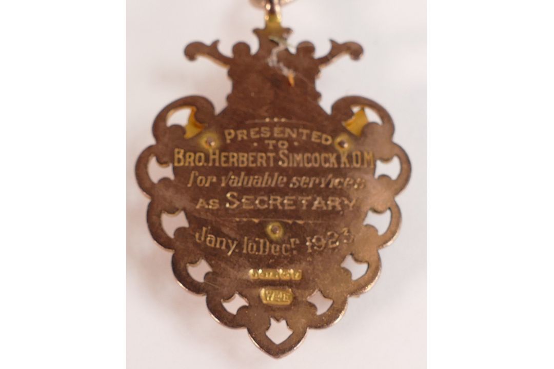 RAOB (Royal Antediluvian Order of Buffaloes) heavy 9ct gold hallmarked medal / jewel - Awarded to - Image 4 of 4