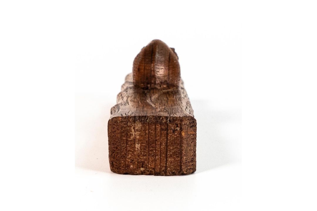 Oak ornament, a single piece of oak with carved 'Mouseman' motif. Measures 14.5cm long. - Image 4 of 6