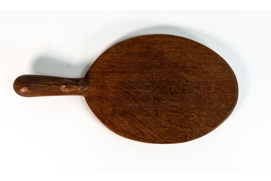 Robert 'Mouseman' Thompson solid English oak hand carved single handle cheeseboard. Oval form with - Image 3 of 4