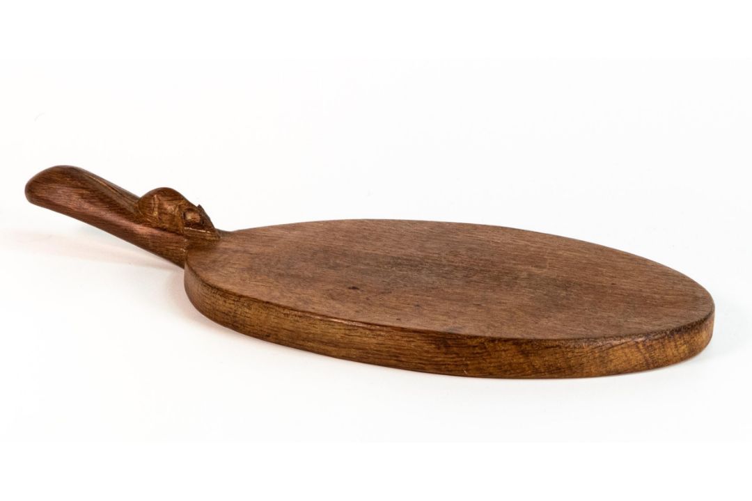 Robert 'Mouseman' Thompson solid English oak hand carved single handle cheeseboard. Oval form with - Image 2 of 4
