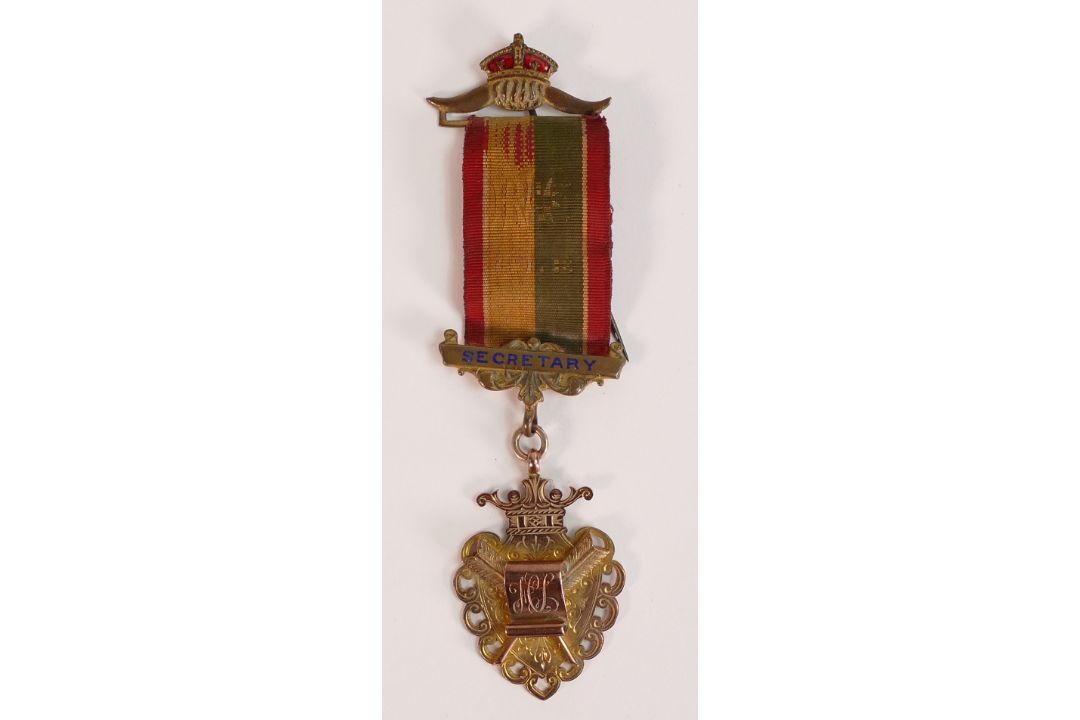 RAOB (Royal Antediluvian Order of Buffaloes) heavy 9ct gold hallmarked medal / jewel - Awarded to - Image 1 of 4
