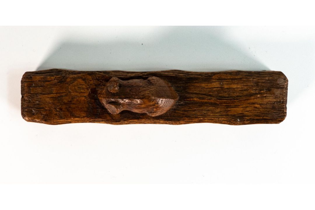 Oak ornament, a single piece of oak with carved 'Mouseman' motif. Measures 14.5cm long. - Image 5 of 6