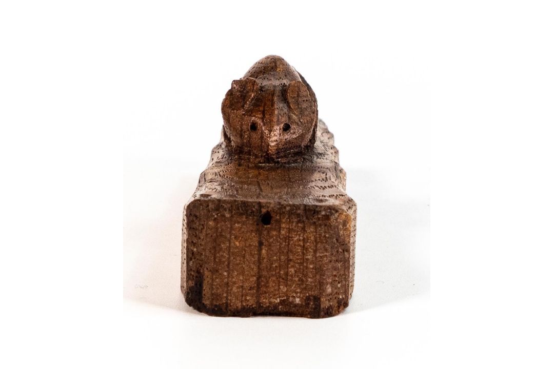Oak ornament, a single piece of oak with carved 'Mouseman' motif. Measures 14.5cm long. - Image 3 of 6