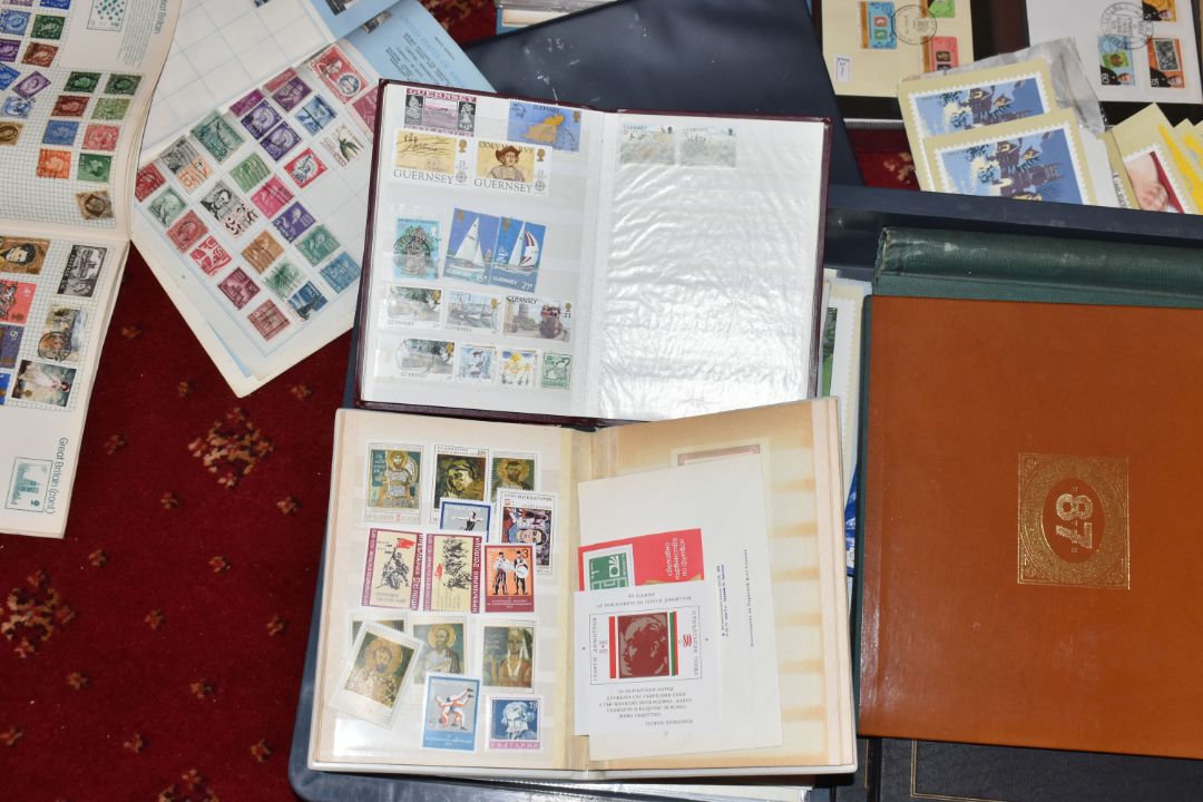 VERY LARGE ACCUMULATION OF STAMPS IN NUMEROUS ALBUMS AND LOOSE, we note worldwide collections, GB - Image 22 of 26