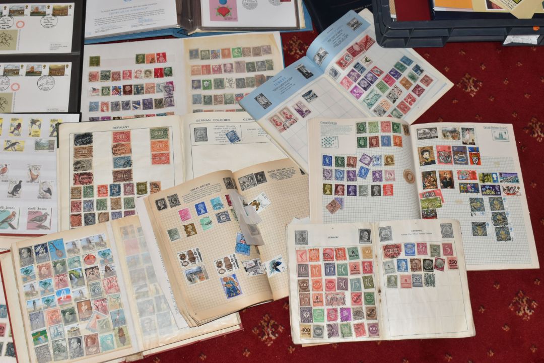 VERY LARGE ACCUMULATION OF STAMPS IN NUMEROUS ALBUMS AND LOOSE, we note worldwide collections, GB - Image 18 of 26