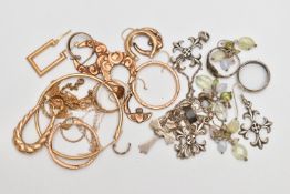 A BAG OF ASSORTED JEWELLERY, to include a fine yellow gold curb link chain, fitted with an AF