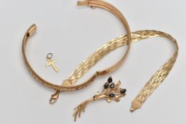 FOUR ITEMS OF JEWELLERY, to include a hinged 9ct gold bangle with engraved scrolling acanthus leaf