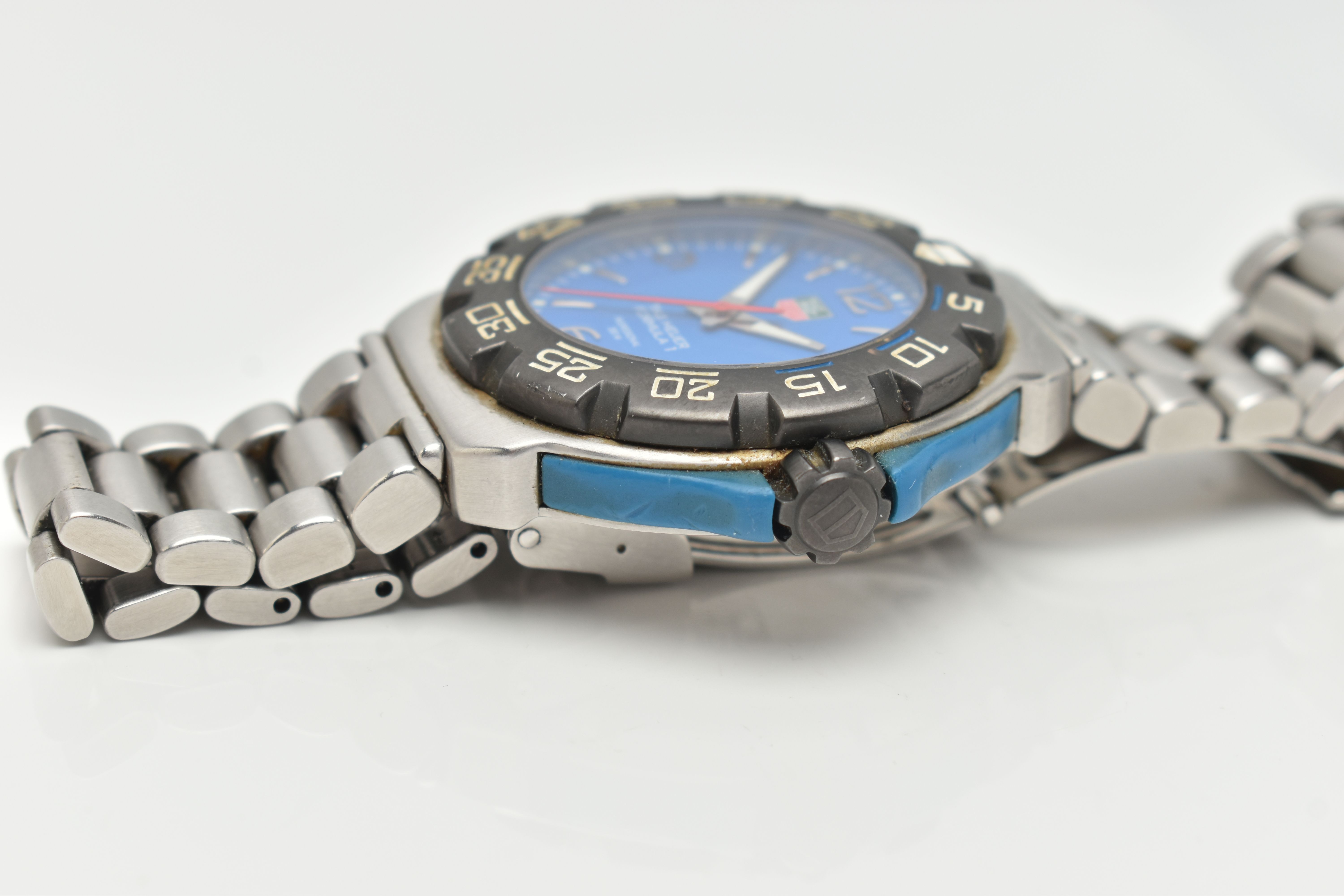 A 'TAG HEUER' FORMULA 1 WRISTWATCH, quartz movement, round blue dial signed 'Tag Heuer' Formula 1 - Image 6 of 7