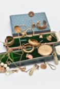 AN ASSORTMENT OF YELLOW METAL JEWELLERY, to include two cased stick pins, fitted with base metal