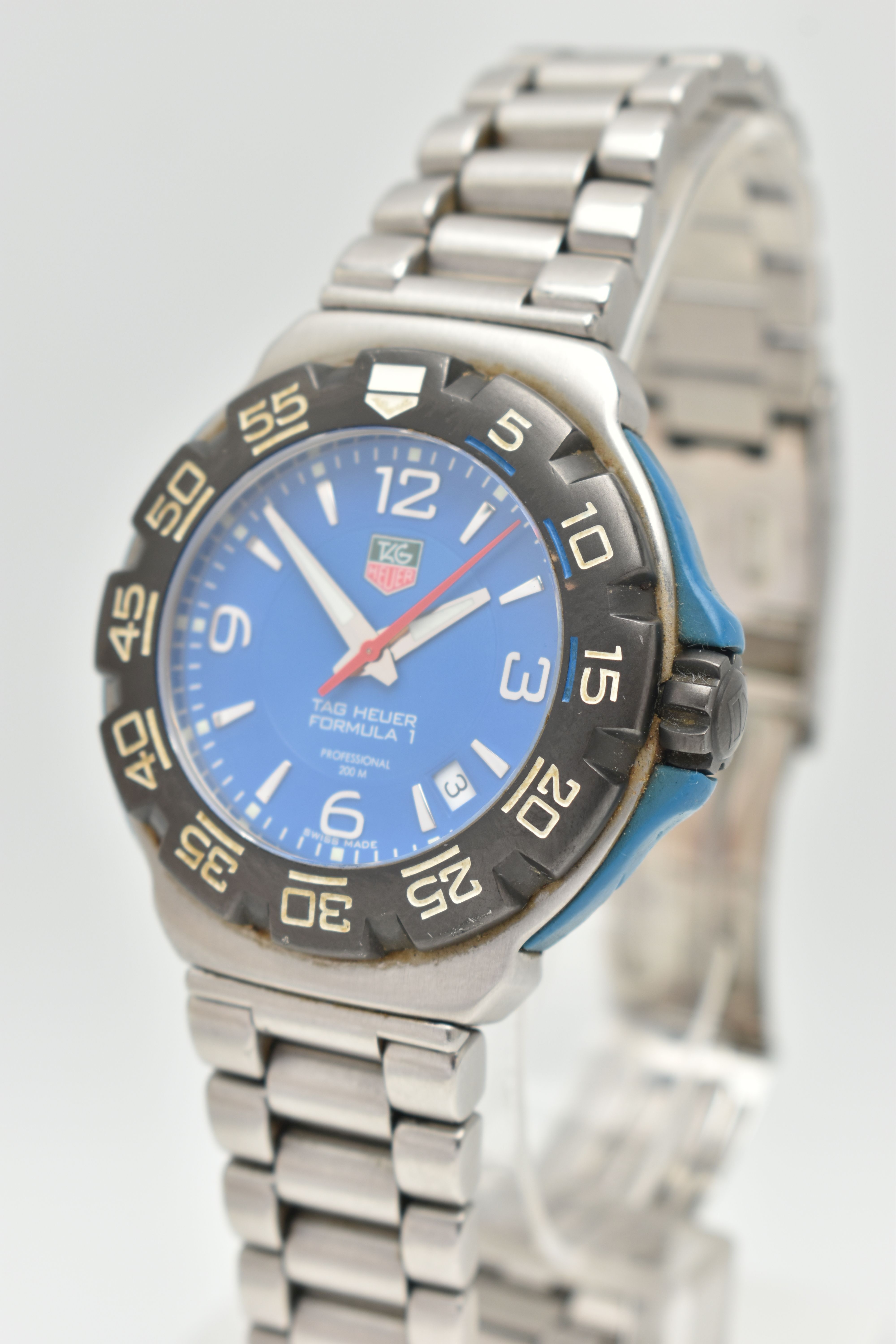 A 'TAG HEUER' FORMULA 1 WRISTWATCH, quartz movement, round blue dial signed 'Tag Heuer' Formula 1 - Image 3 of 7