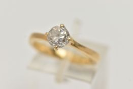 A SINGLE STONE DIAMOND RING, round brilliant cut diamond, four prong set in a 18ct yellow gold