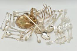A SELECTION OF SILVER PLATED WARE, to include a triangular toast rack, a pair of napkin rings, a