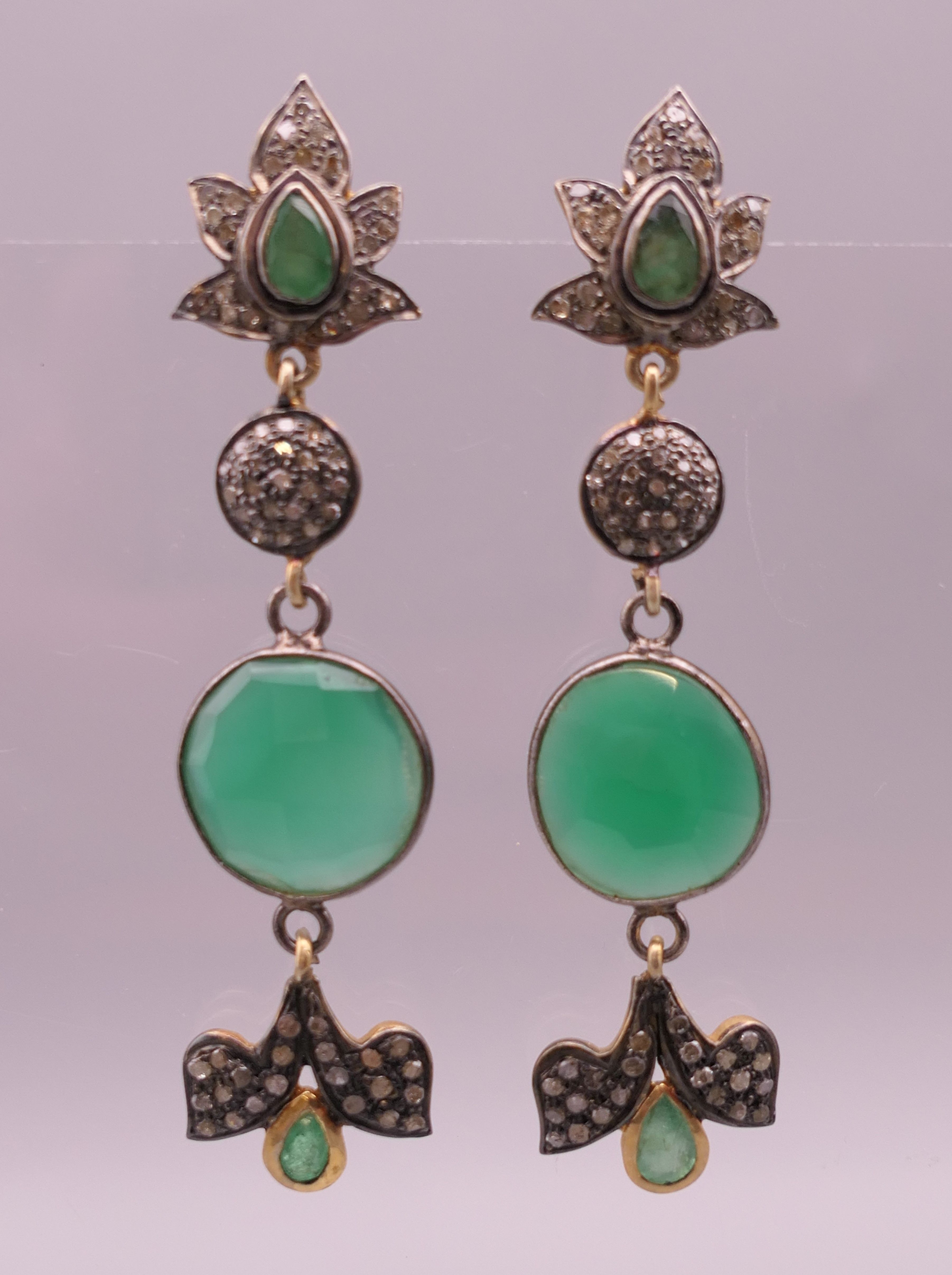 A pair of gold, diamond and chrysoprase stone drop earrings. 6.5 cm long. - Image 2 of 6