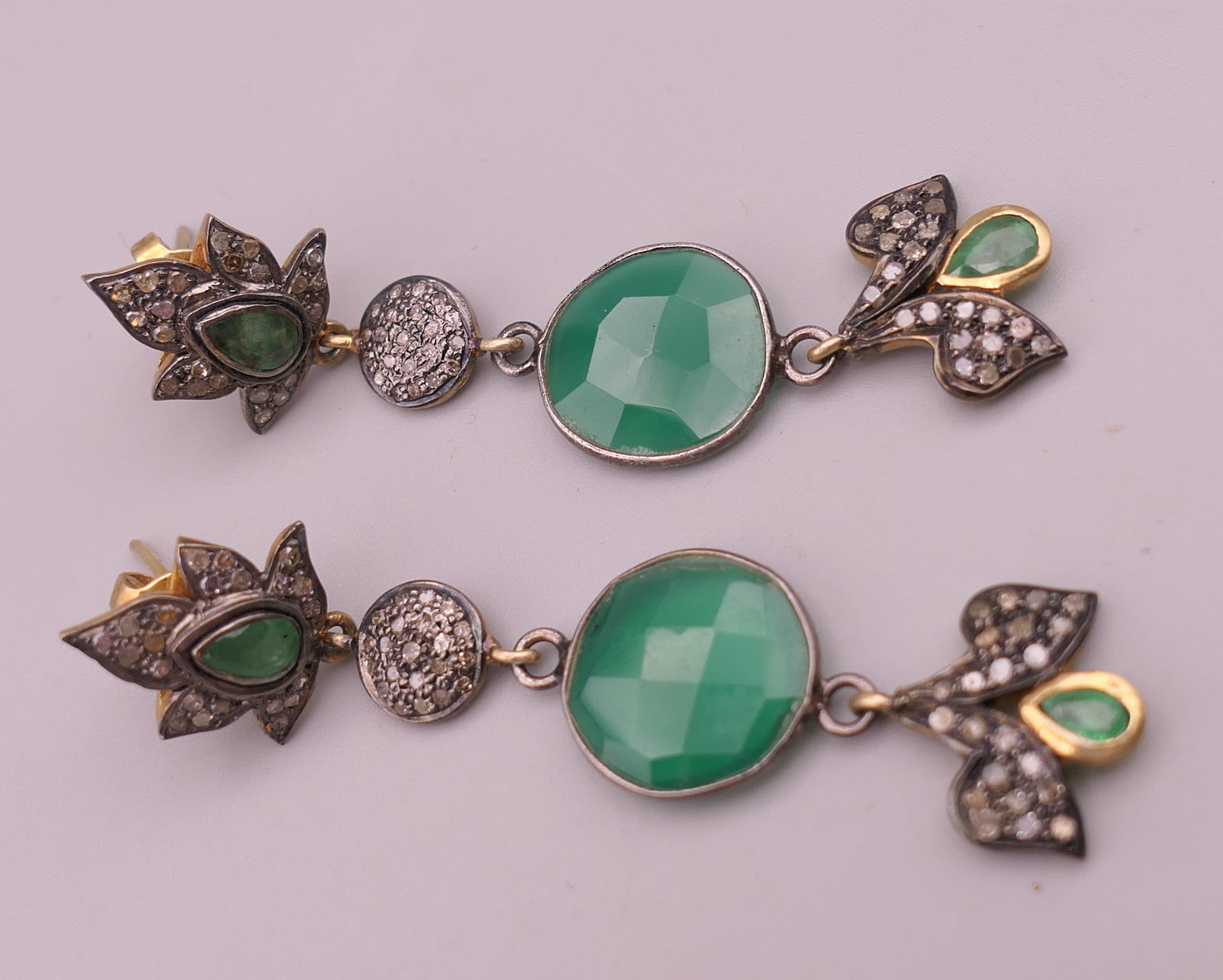 A pair of gold, diamond and chrysoprase stone drop earrings. 6.5 cm long. - Image 3 of 6