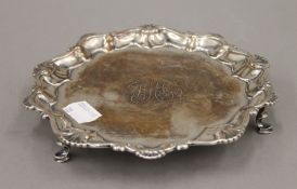 A small Georgian silver salver. 16 cm diameter. 6.3 troy ounces.