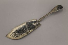 A silver fish slice. 32 cm long. 5.9 troy ounces.