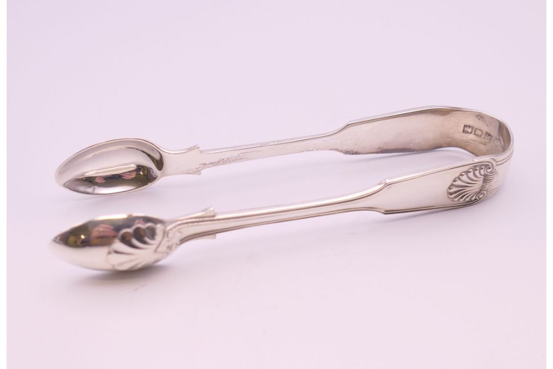 A pair of Kings pattern silver tongs. 14 cm long. 66.4 grammes. - Image 1 of 5