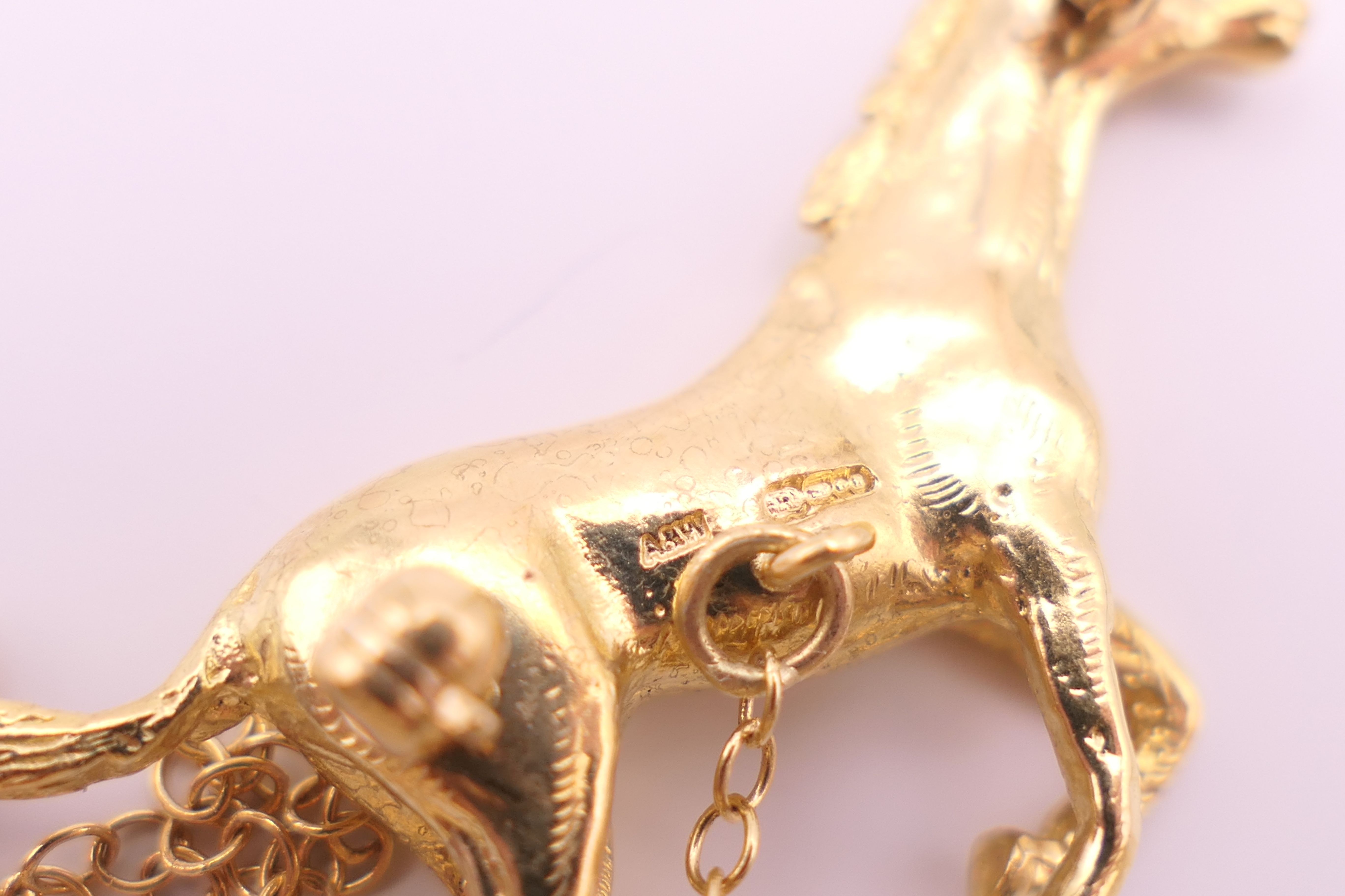 An 18 ct gold galloping horse form brooch. 3.75 cm wide x 2.5 cm high. 12.5 grammes. - Image 4 of 4