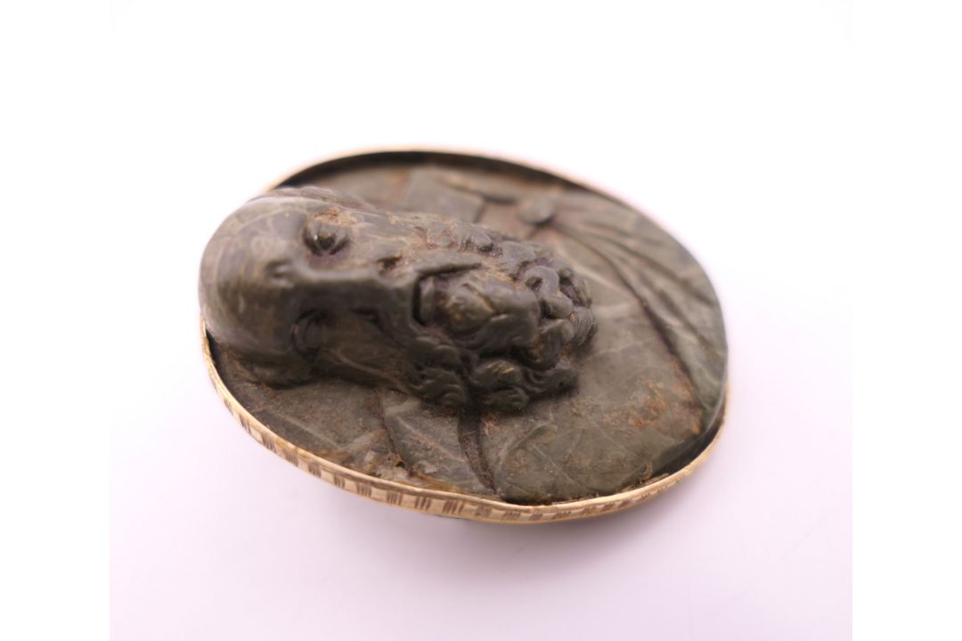 Four antique gold mounted carved stone classical portrait brooches. Three 3.5 cm high, the other 2. - Image 10 of 14