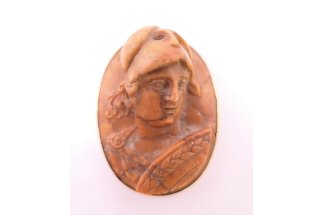 Four antique gold mounted carved stone classical portrait brooches. Three 3.5 cm high, the other 2. - Image 6 of 14
