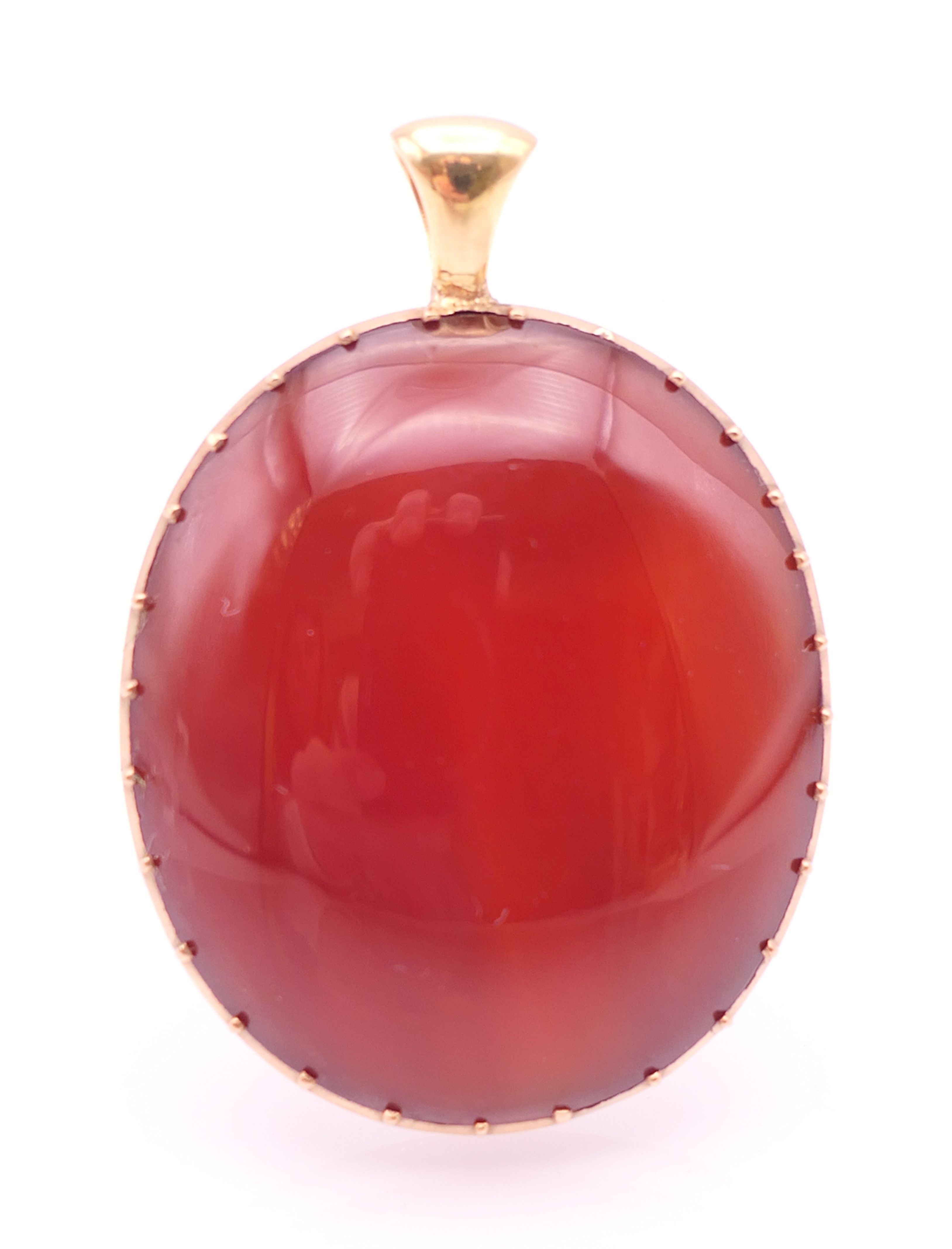 An unmarked 9 ct gold and carnelian pendant. 5 cm high. 17.9 grammes total weight. - Image 2 of 4