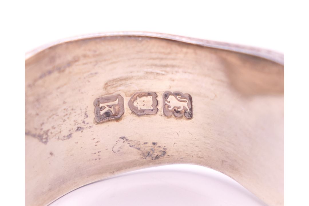 A pair of Kings pattern silver tongs. 14 cm long. 66.4 grammes. - Image 3 of 5