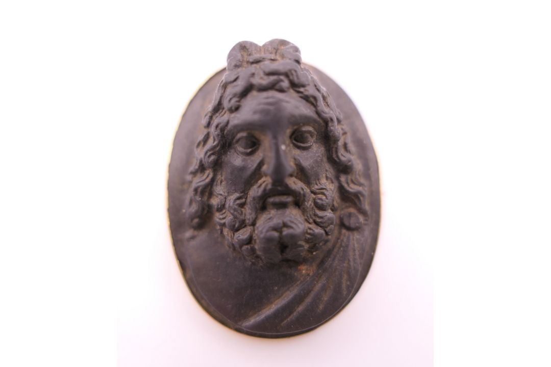 Four antique gold mounted carved stone classical portrait brooches. Three 3.5 cm high, the other 2. - Image 12 of 14
