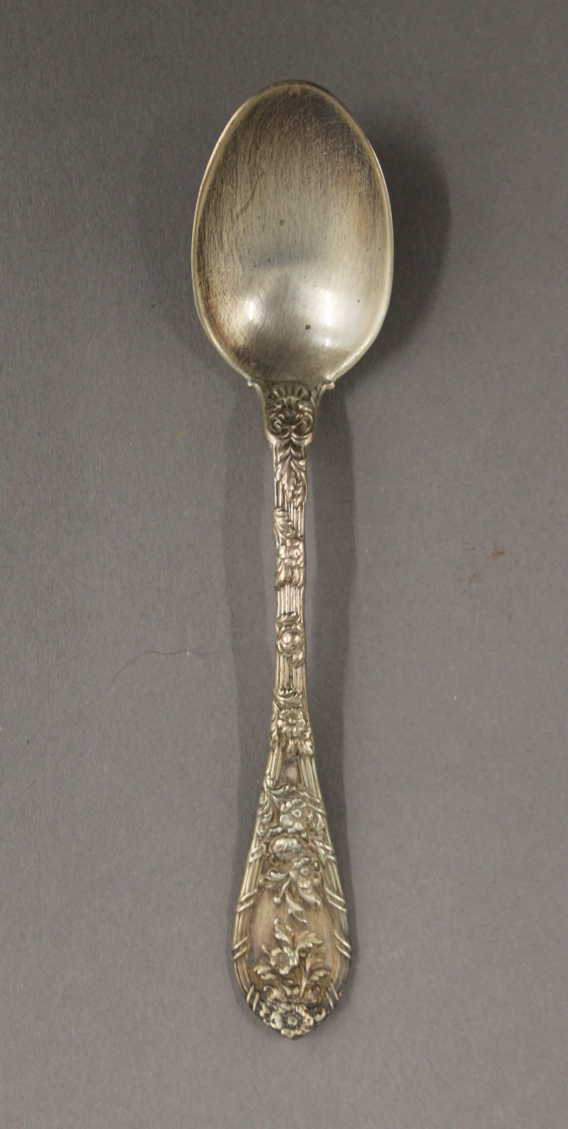 A cased set of twelve silver teaspoons, in Maple & Co box. 165.5 grammes. - Image 2 of 6