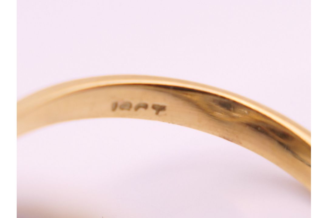 An 18 ct gold and platinum diamond and sapphire ring. - Image 9 of 9