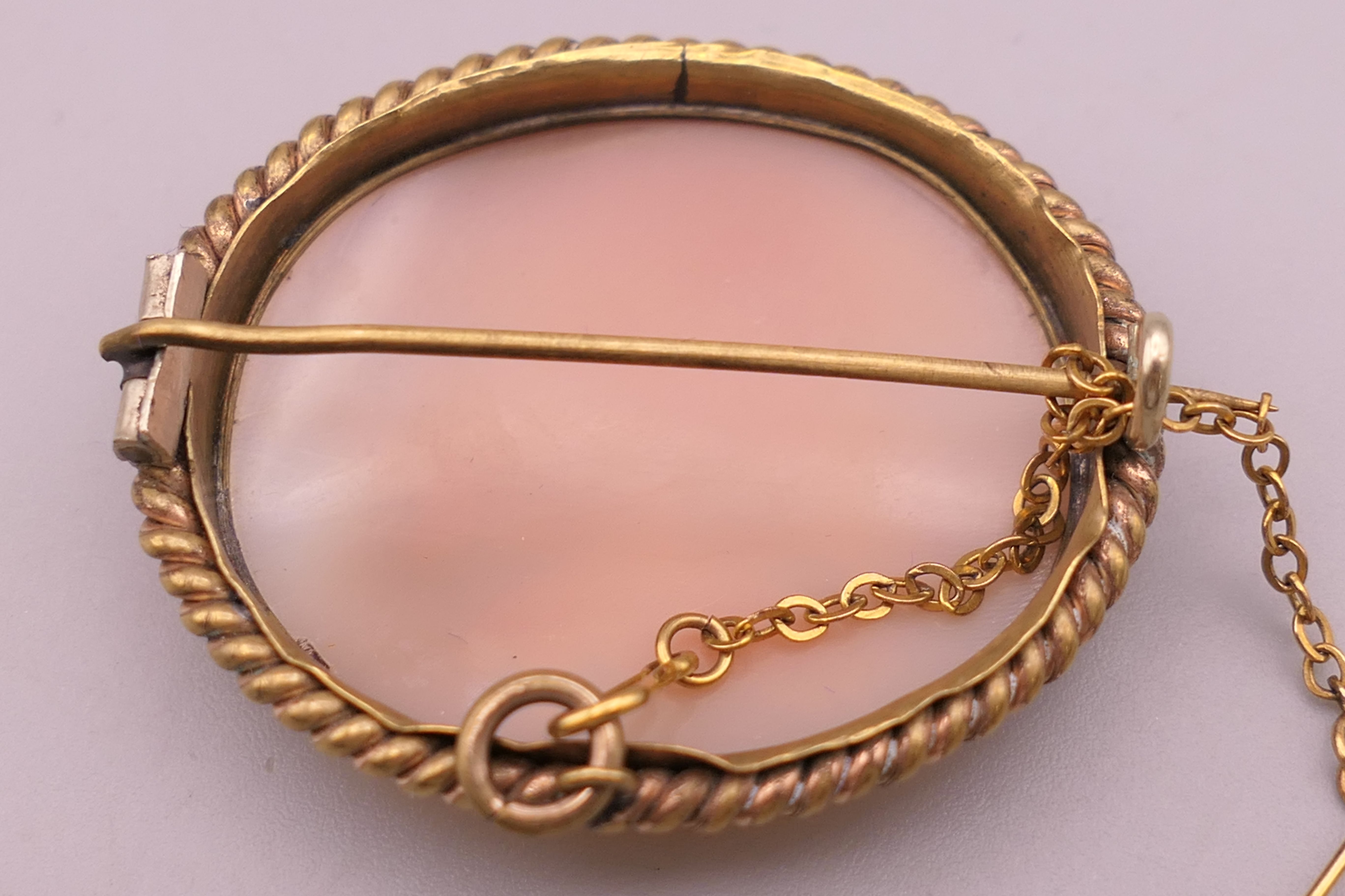 An unmarked yellow metal, probably gold, framed cameo depicting Pliny's doves. 3.75 cm wide. - Image 3 of 4