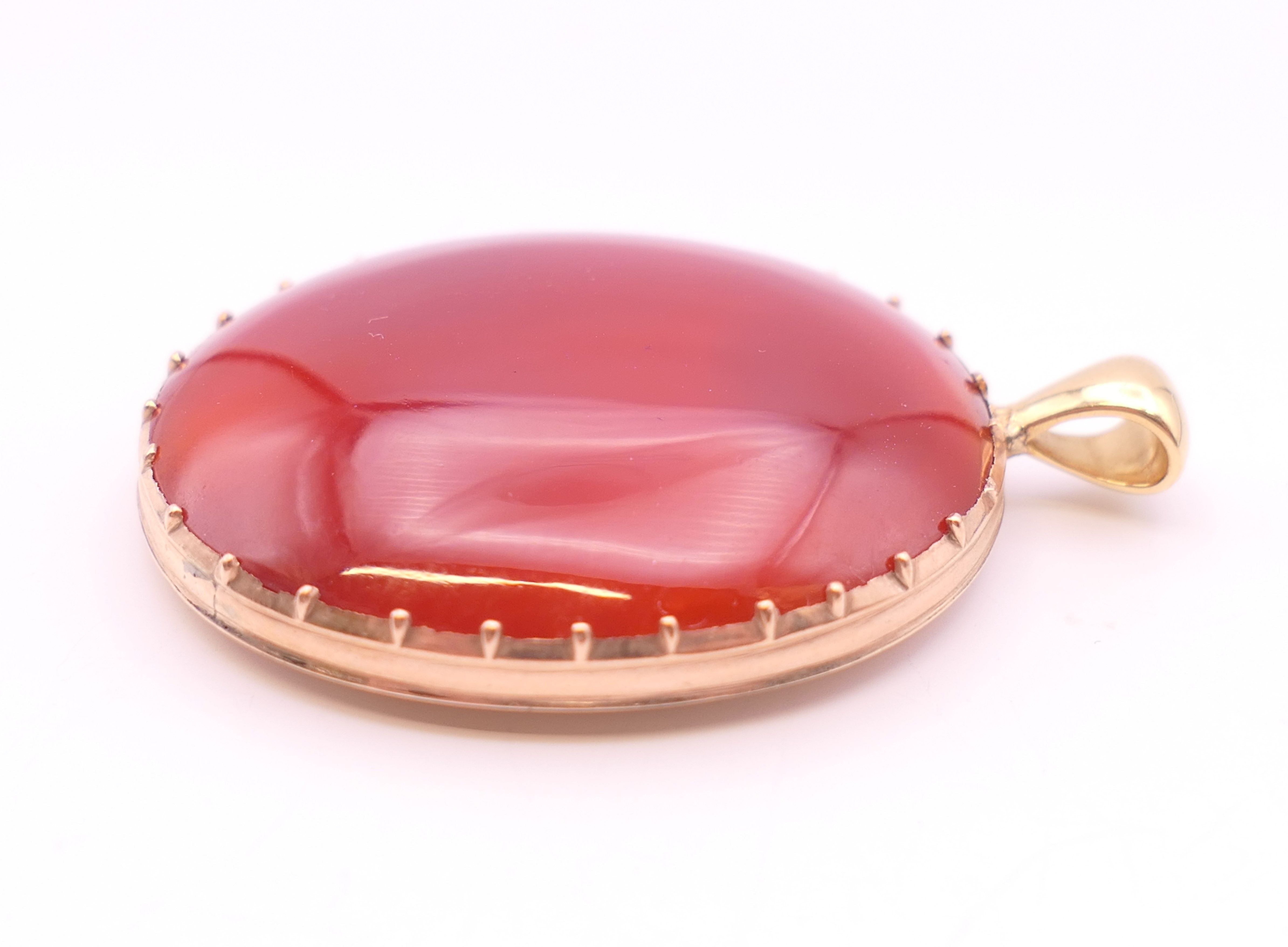 An unmarked 9 ct gold and carnelian pendant. 5 cm high. 17.9 grammes total weight. - Image 3 of 4