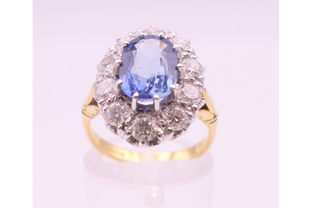 An 18 ct gold and platinum diamond and sapphire ring. - Image 4 of 9