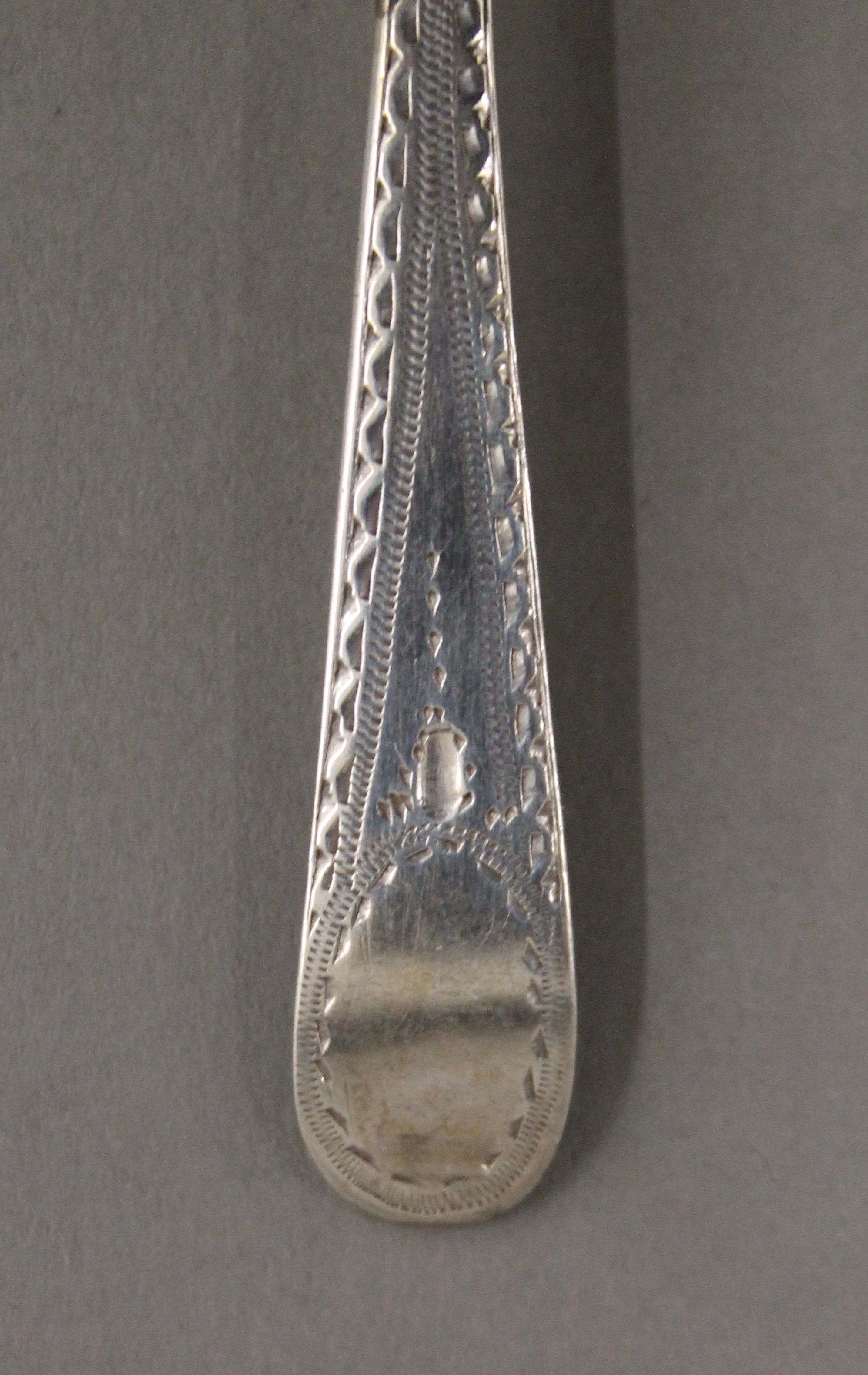 A harlequin set of five silver tea/coffee spoons. 60 grammes. - Image 4 of 7