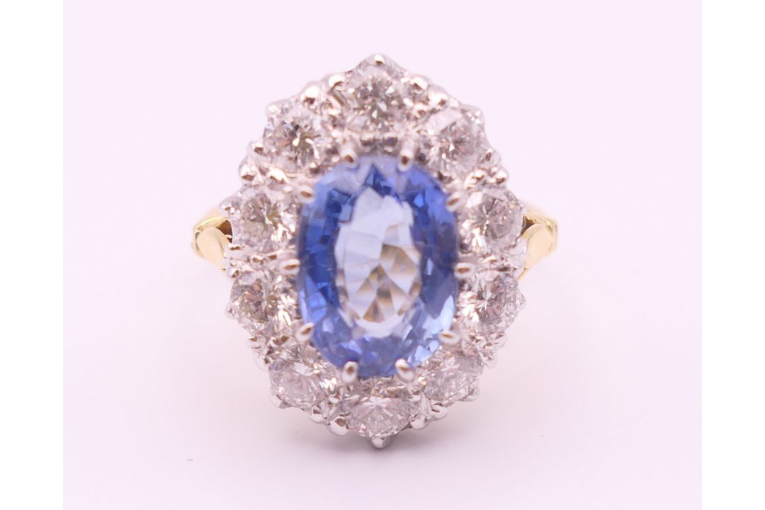 An 18 ct gold and platinum diamond and sapphire ring. - Image 1 of 9