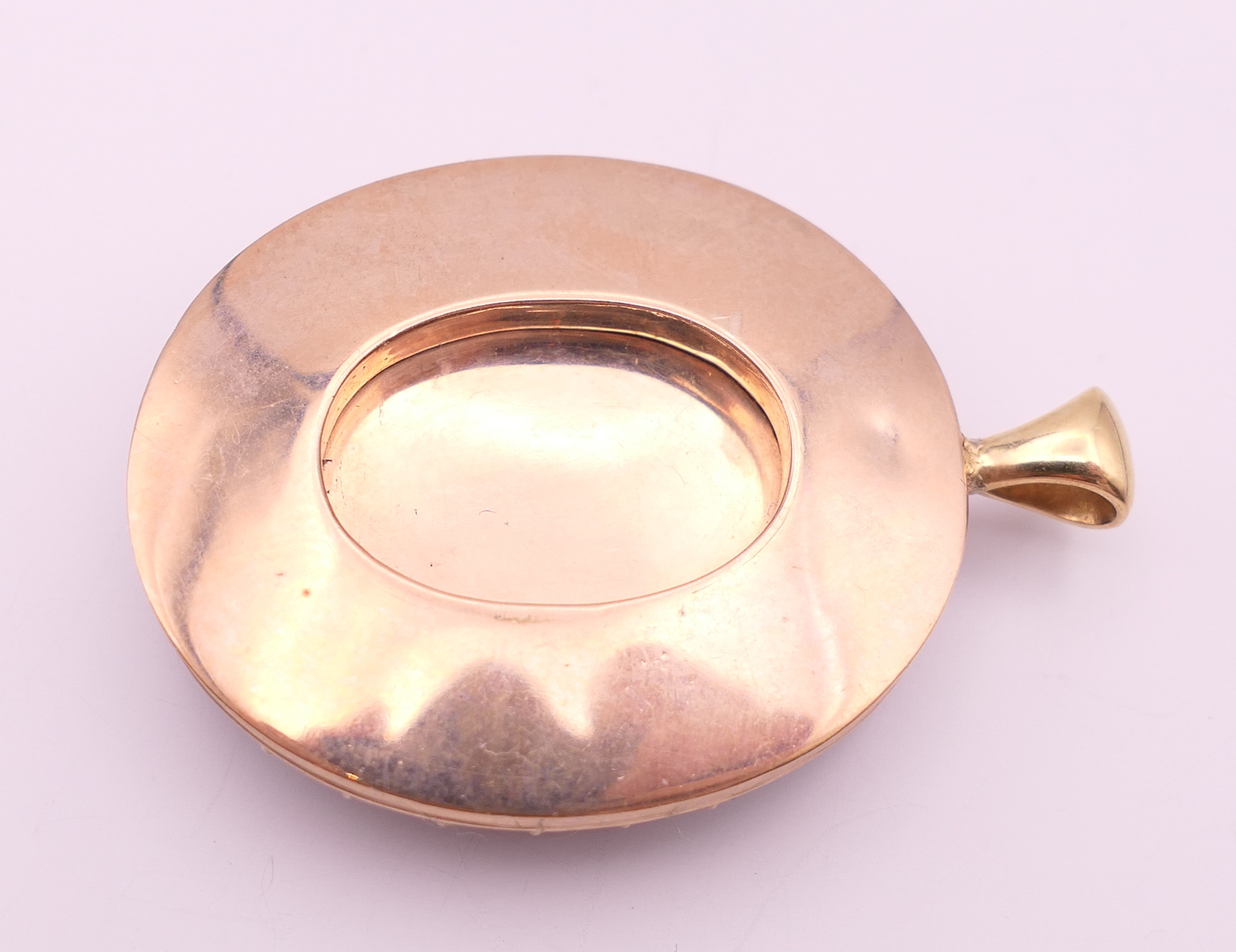 An unmarked 9 ct gold and carnelian pendant. 5 cm high. 17.9 grammes total weight. - Image 4 of 4