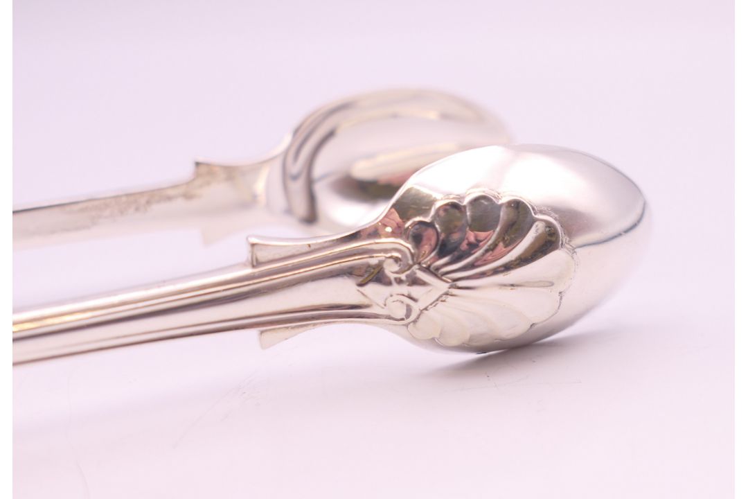 A pair of Kings pattern silver tongs. 14 cm long. 66.4 grammes. - Image 5 of 5