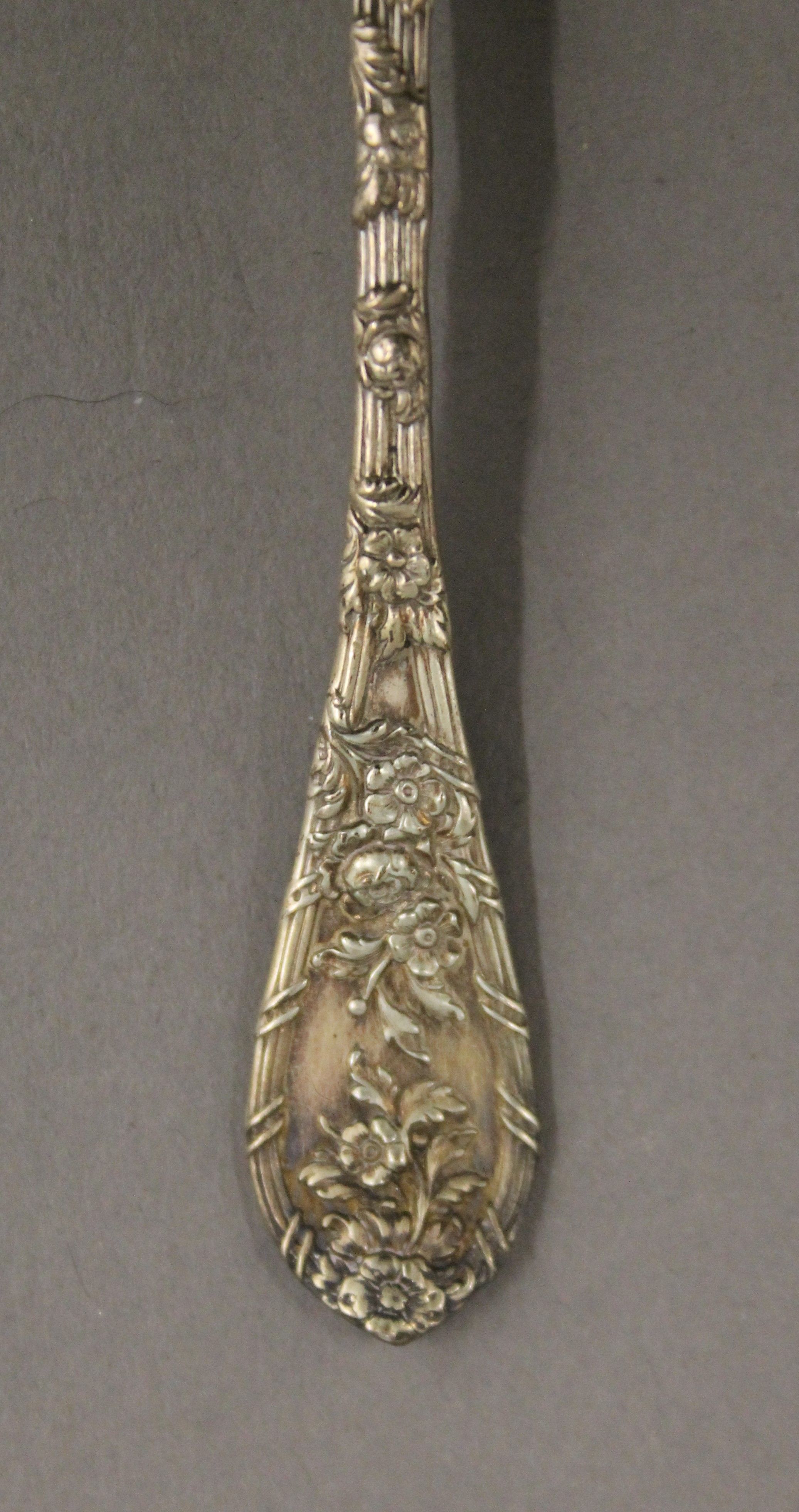 A cased set of twelve silver teaspoons, in Maple & Co box. 165.5 grammes. - Image 3 of 6