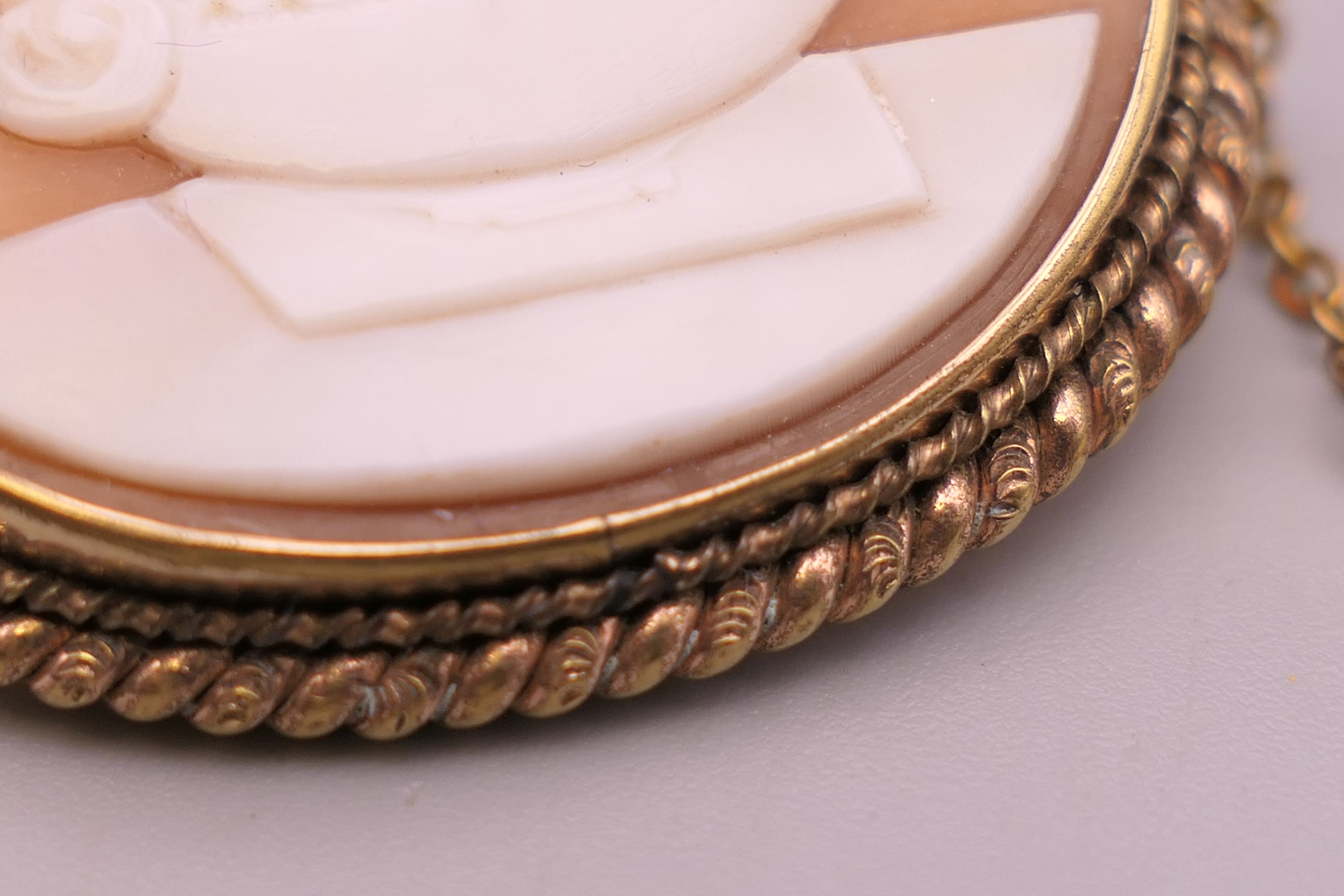 An unmarked yellow metal, probably gold, framed cameo depicting Pliny's doves. 3.75 cm wide. - Image 4 of 4