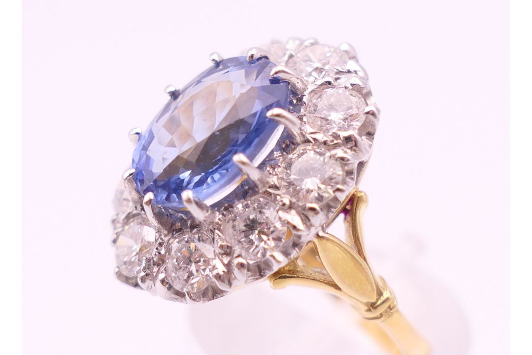 An 18 ct gold and platinum diamond and sapphire ring. - Image 7 of 9