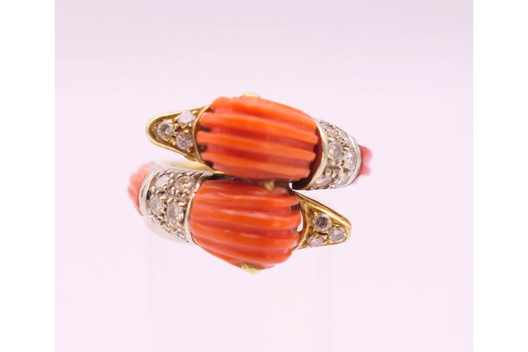 An 18 K gold coral and diamond double dolphin/duck head ring. Ring size M/N. - Image 2 of 9