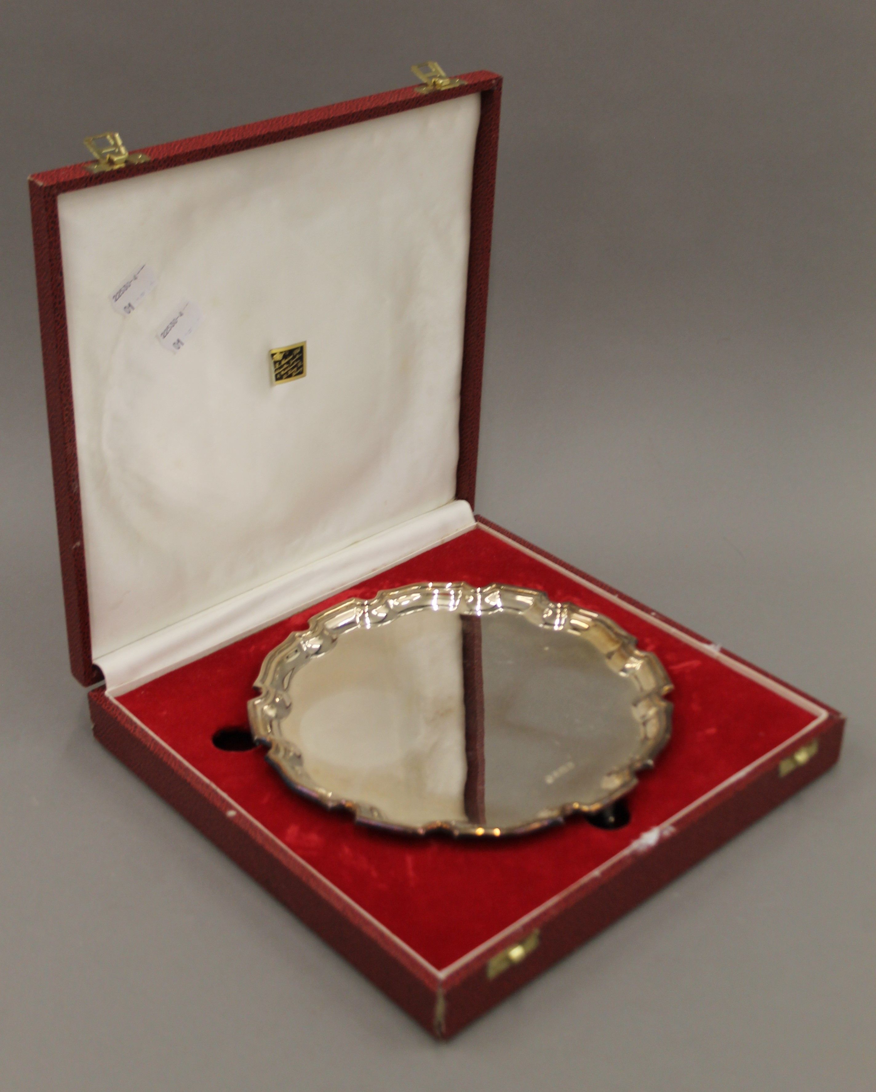 A boxed silver salver. 20.5 cm diameter. 327.6 grammes. - Image 3 of 3