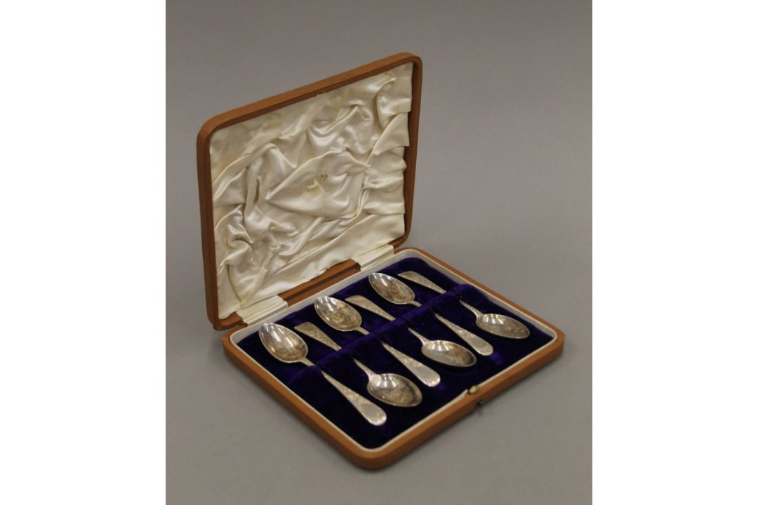 A cased set of silver teaspoons. 95.7 grammes. - Image 6 of 6