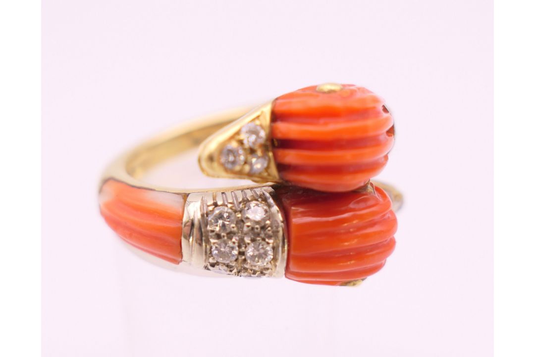 An 18 K gold coral and diamond double dolphin/duck head ring. Ring size M/N. - Image 3 of 9