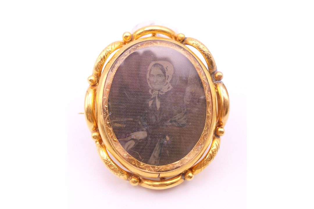 A 19th century unmarked 9 ct gold reversible mourning brooch. 6 cm high. - Image 1 of 5